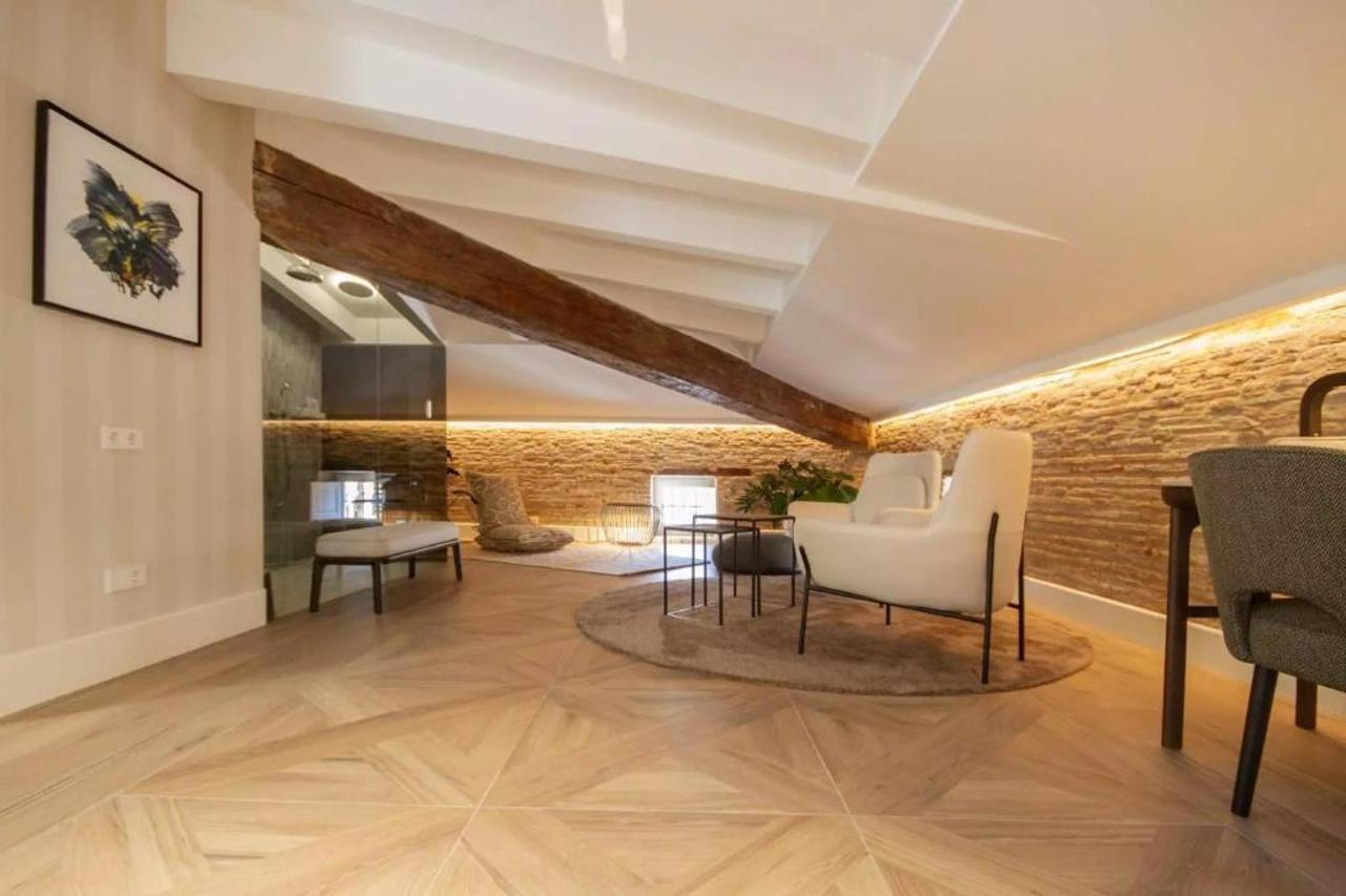 Myr Palacio Vallier Walencja Zewnętrze zdjęcie A living room with a parquet floor