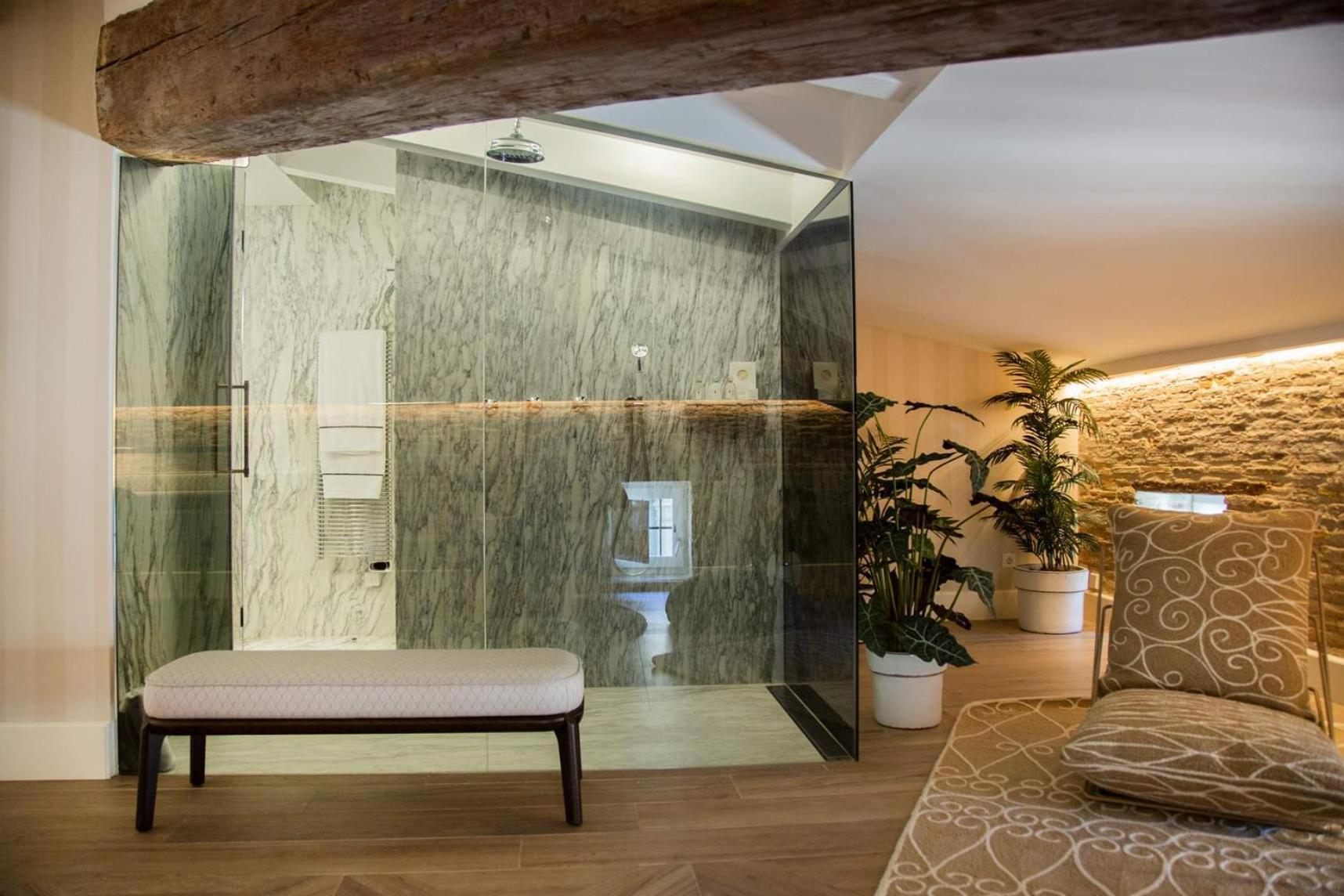 Myr Palacio Vallier Walencja Zewnętrze zdjęcie A shower enclosure