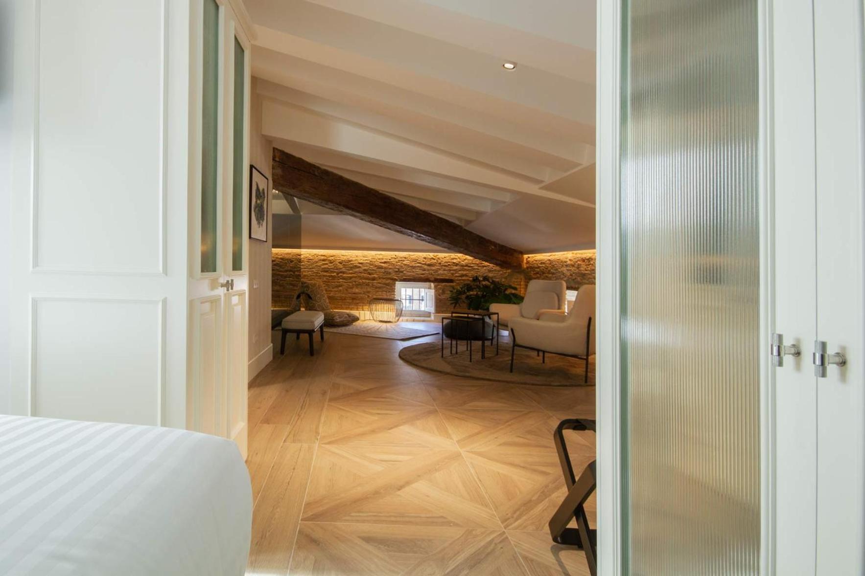 Myr Palacio Vallier Walencja Zewnętrze zdjęcie A suite at the Hotel Herzog