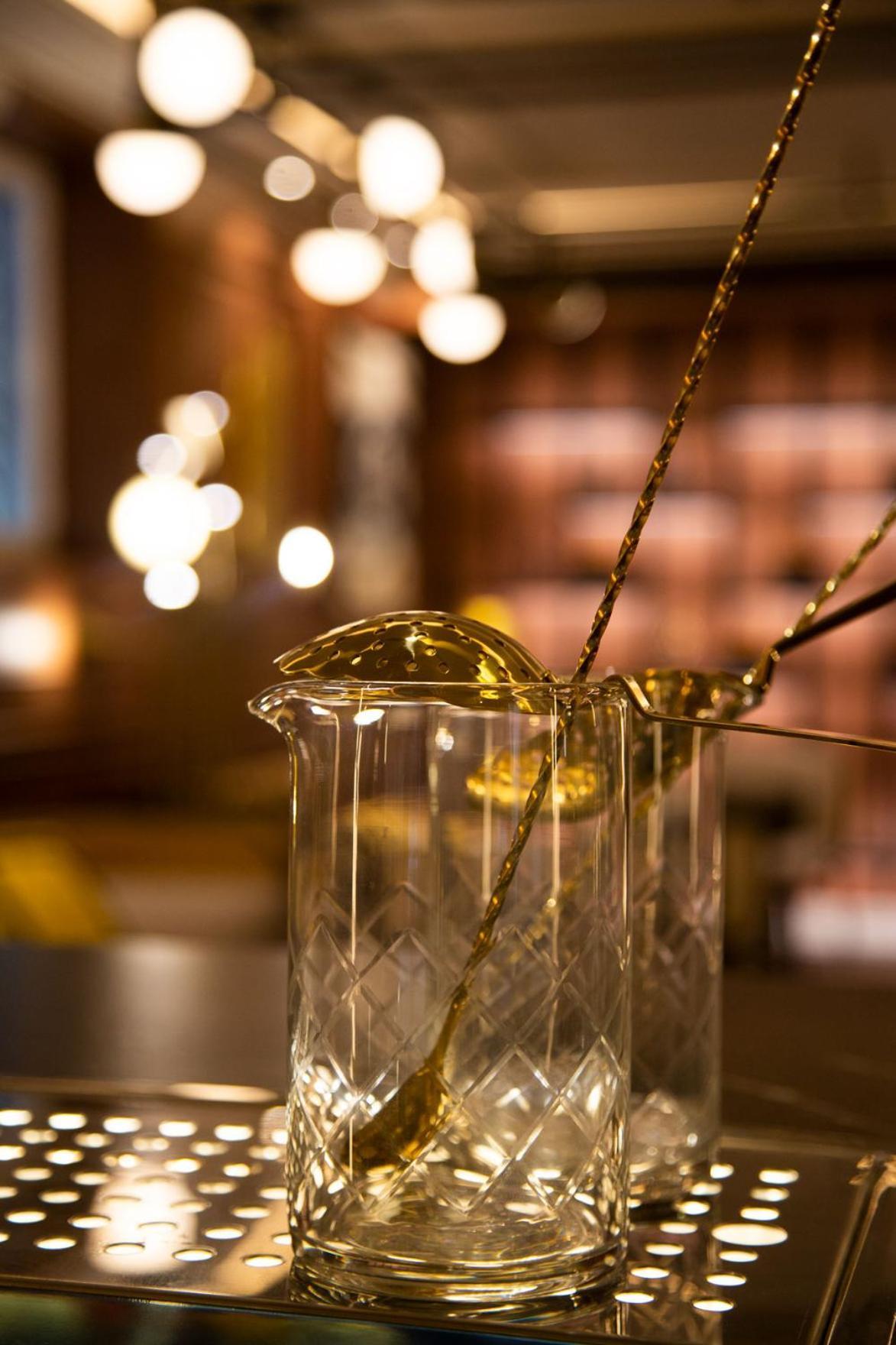 Myr Palacio Vallier Walencja Zewnętrze zdjęcie Mixing a cocktail