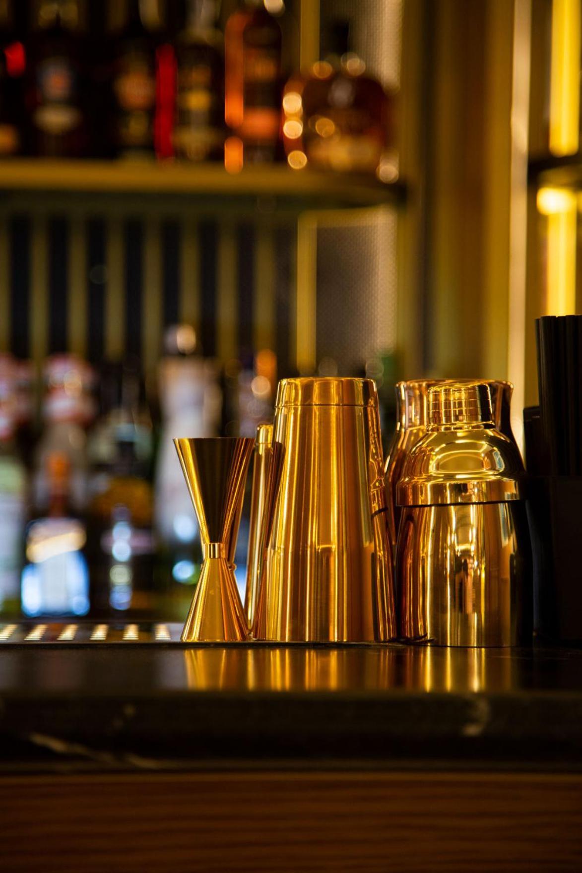 Myr Palacio Vallier Walencja Zewnętrze zdjęcie A jigger (left) and a cocktail shaker (right)